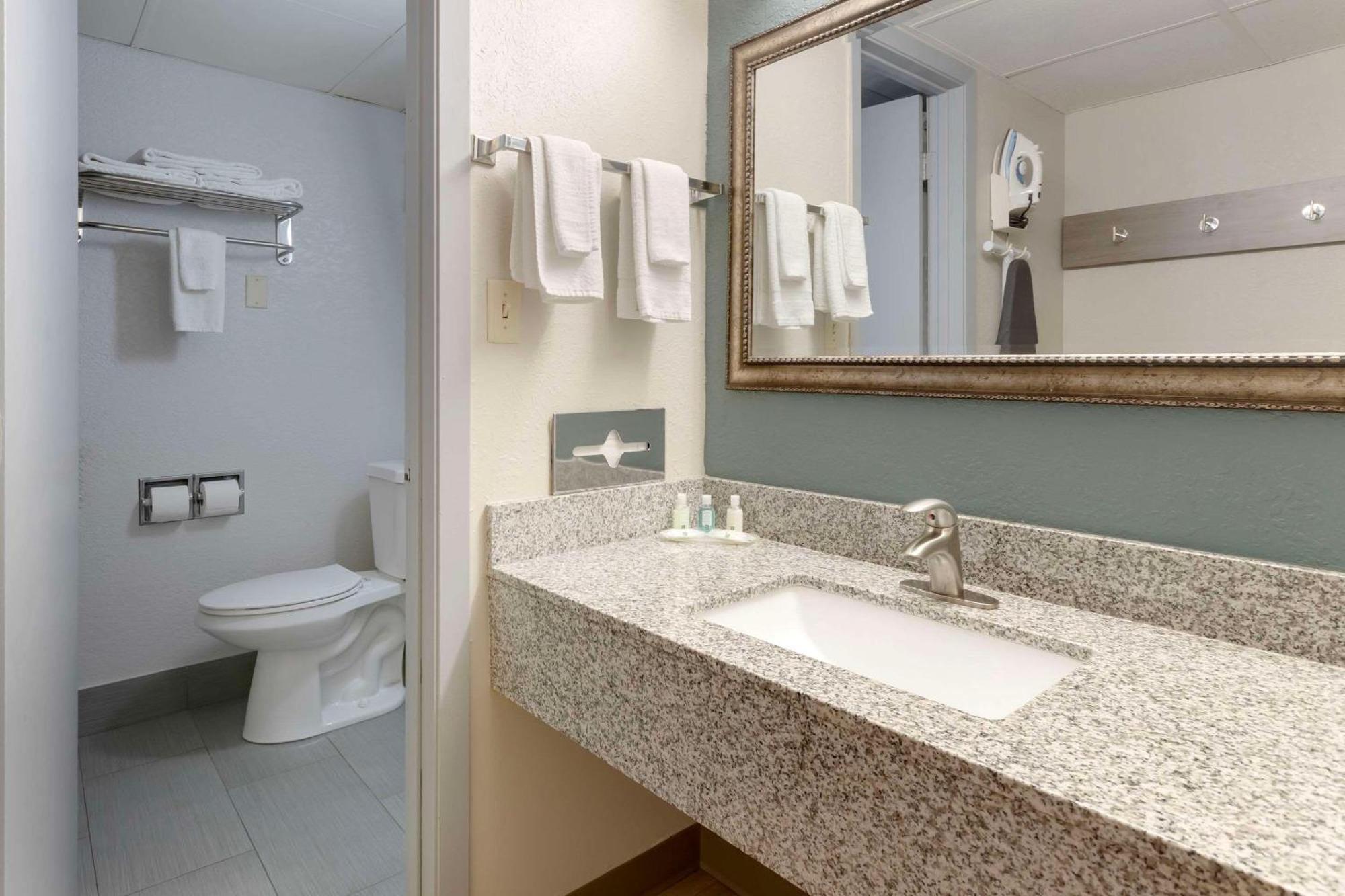 Quality Inn Newton At I-80 Екстер'єр фото