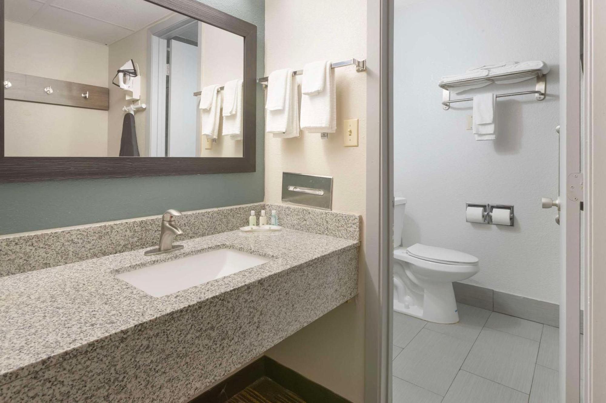 Quality Inn Newton At I-80 Екстер'єр фото