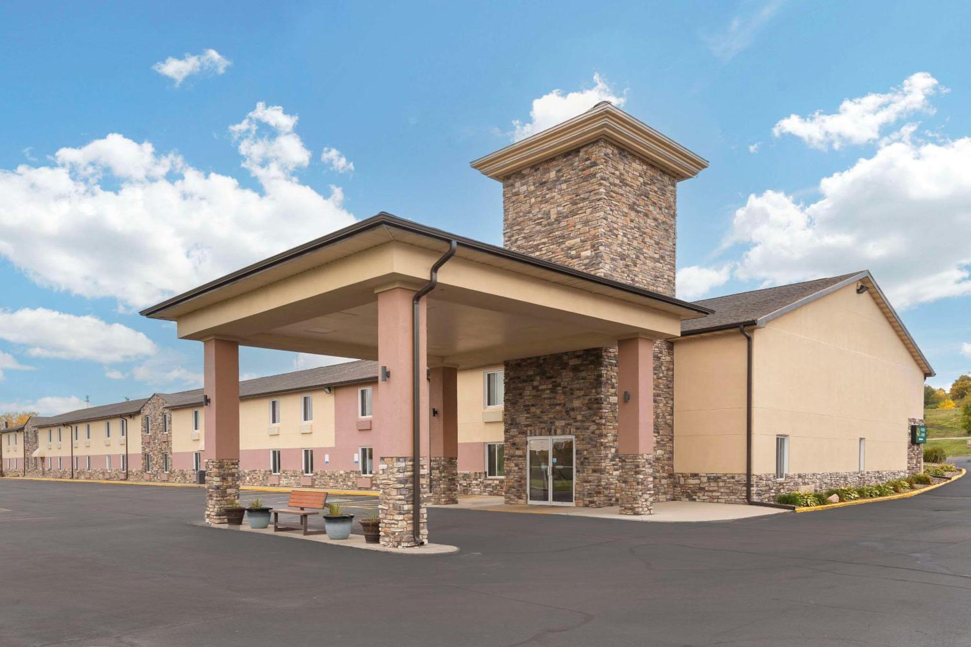Quality Inn Newton At I-80 Екстер'єр фото