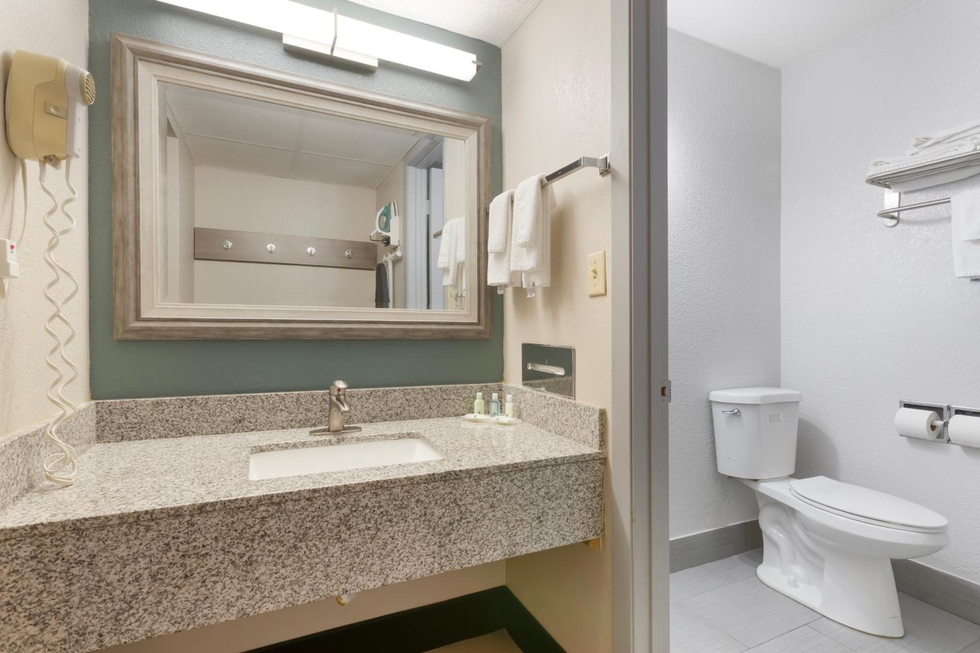 Quality Inn Newton At I-80 Екстер'єр фото