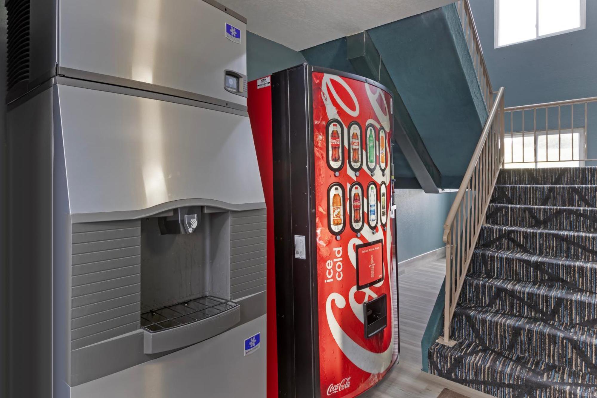 Quality Inn Newton At I-80 Екстер'єр фото