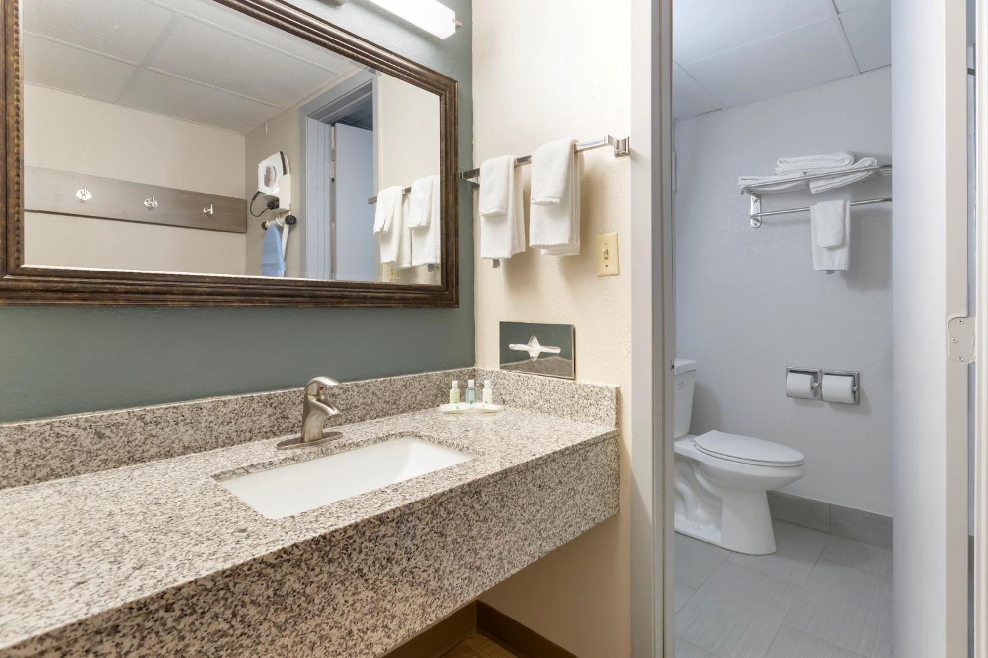 Quality Inn Newton At I-80 Екстер'єр фото