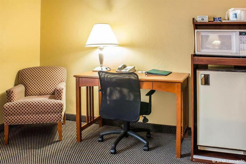 Quality Inn Newton At I-80 Екстер'єр фото