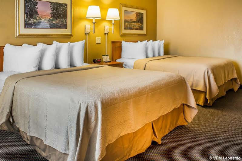 Quality Inn Newton At I-80 Екстер'єр фото