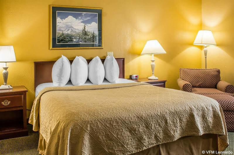 Quality Inn Newton At I-80 Екстер'єр фото