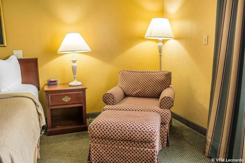 Quality Inn Newton At I-80 Екстер'єр фото