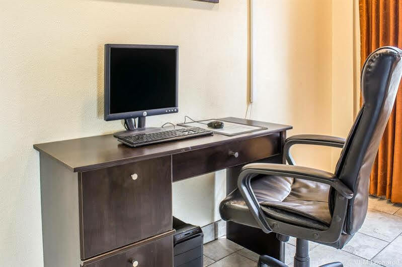 Quality Inn Newton At I-80 Екстер'єр фото